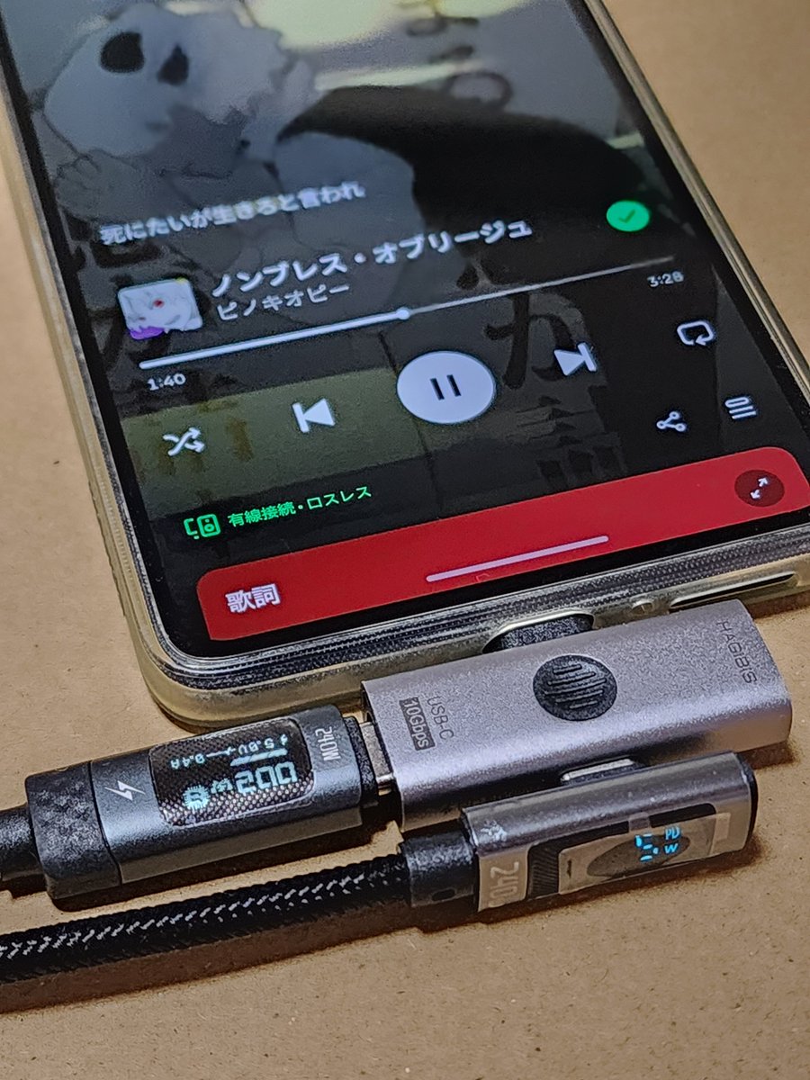 VIVAMKJP's tweet photo. 有線接続するとmuoさんにスマホのバッテリー持ってかれるので小型PDハブ使ってみたけど便利。
3mのUSB-Cケーブル持ってなかったのでついでに無いより有る方が良いかと細かめな電力表示出来るやつ選んでみたけどハブの発熱理由やmuoさんの謎バッテリー制御とか疑問が一瞬で解決出来たりとまさかの活躍。 https://t.co/f6dTQSS4wu