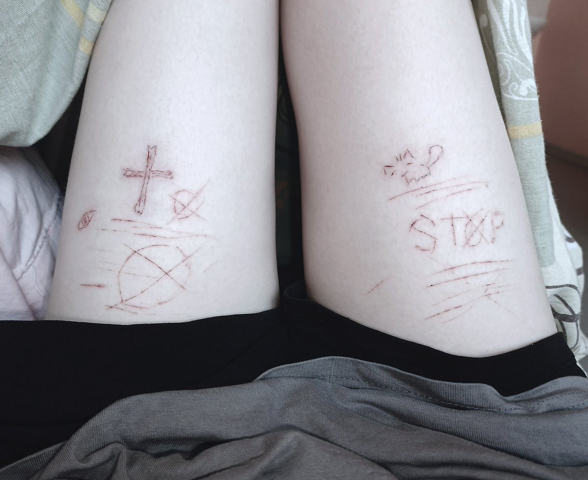 DeathKli's tweet photo. ⦻
I like to draw on my body. If the post becomes popular, send me some ideas for drawings, please, lol.

These are drawings, X!

#ventart #darkart #sfx #fakeblood https://t.co/5uDrUCiOwH
