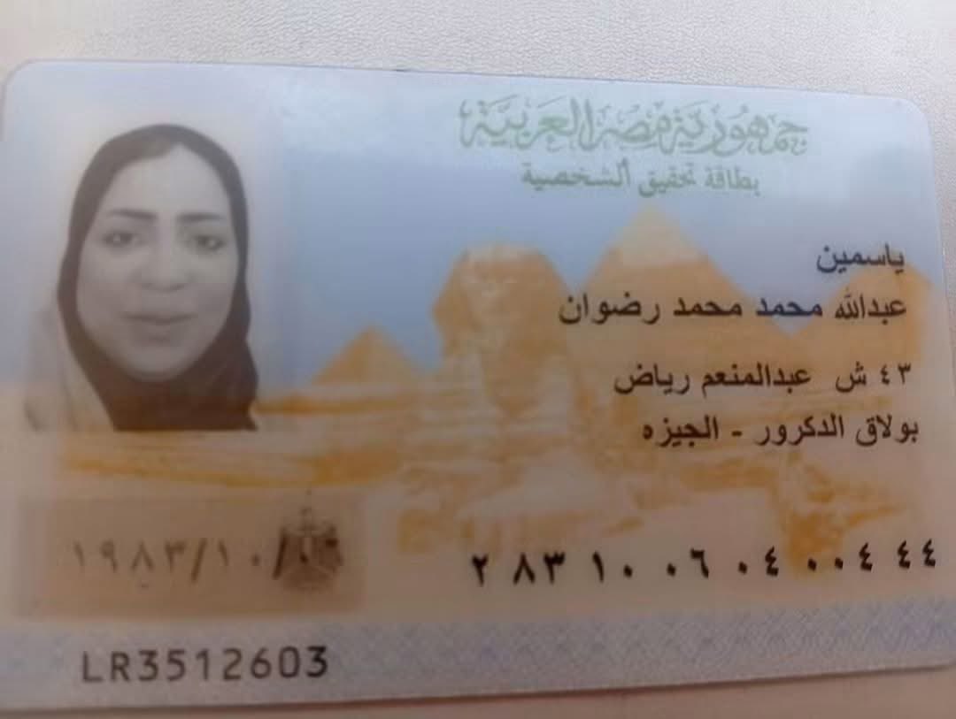 AdrianBahmani's tweet photo. اگـر روح و روان حساسـی دارید، اصلاً به تماشای این تصویرِ کوتاه ننشینید. 
--
زنـی برای شکنجه‌ی روانـیِ همسر سابقش، فیلمی کوتاه از آزار و زجرِ فرزندِ بی‌دفاعشان را برای او می‌فرستد و مـرد نیز در انتقامی کور و کثیف، همان فیلم را همراه با مدارک هویتیِ زن در بازارِ هزارتوی فضای مجازی به حراج می گذارد. 
--
آدمیزاد گاهـی چه هیولایِ متمدنی می‌شود..
 موجوداتی که در لجنـزارِ کینه‌های حقیرشان چنان دست‌ و پا می‌زنند که از گوشت و خونِ خود، شمشیری زهرآگیـن برای دریدنِ یکدیگر می‌تراشند. 
زنـی که تنِ لرزانِ فرزندش را گروگـانِ عقده‌هایش می‌کند و مردی که بازنشرِ این شکنجه را به آغوشِ امـن دادن به کودک ترجیح می‌دهد، پرده از حقیقتی دردناک برمی‌دارند.
و من با تماشای این حجم از پلیدی، تنها یک چیز می‌گویم؛
در دادگاهِ جنونِ این دسته از آدمهـا، گاهی واژه‌های « پـدر » و « مـادر » تنها نقابهـای مشمئزکننده‌ای برای تطهیرِ دو جلادِ خودخواه‌اند، قاتلانی بیـرحم که تقاصِ جنگِ مسمومشان را با وقاحتِ تمام، روی روان و تنِ بی‌دفاعتریـن قربانـیِ خویش تسویه می‌کنند.
{ آدرین }
[ مخصوصِ آنانی که به فـکـر کردن آلرژی ندارند ]