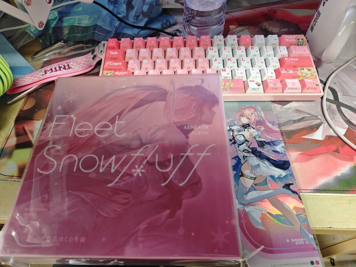 wsoaey's tweet photo. 最开心的时候就是拆快递的时候，新衣服和爱弥斯的专辑都到了www https://t.co/xzVbjUeDe5