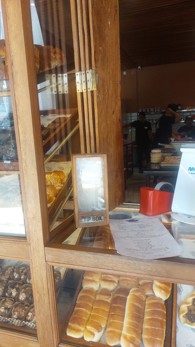 Behemoth_Blue's tweet photo. Marilah kita coba roti yang viral di Tabanan ini https://t.co/Q0Zh6IAWAf