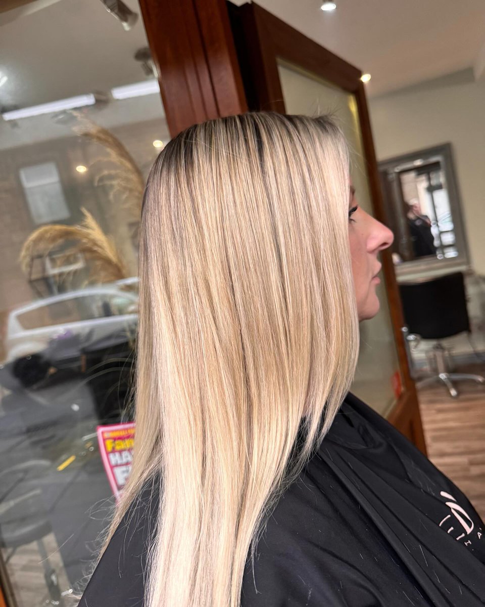 DoOleo's tweet photo. Babylights and teasy lights by @kaney1986 for a low-maintenance blonde with a strong face frame, soft grow-out, and no harsh lines. https://t.co/rkpRHejCAD