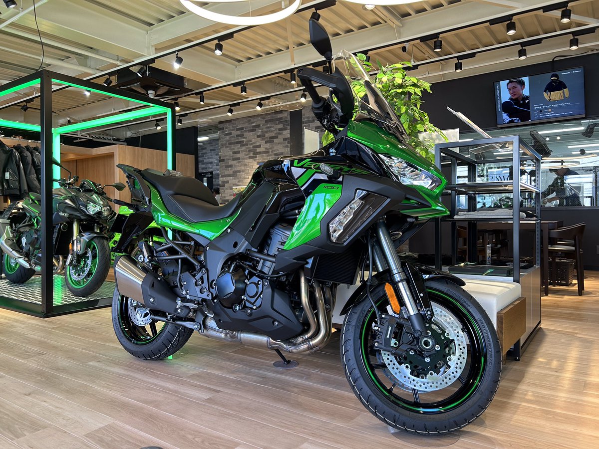 plazamaebashi's tweet photo. VERSYS 1100SE入荷いたしました。
カワサキアドベンチャーモデルの最高峰！

SHOWAスカイフックテクノロジー採用の電子制御サスペンション搭載で乗り心地も抜群です。
ハンドガードやグリップヒーター、USB電源など標準装備品も充実しています。

店頭にて跨りやお見積もり可能になっていますので、皆様のご来店を心よりお待ちしております。

#アドベンチャーバイク　#デュアルパーパス　#VERSYS
