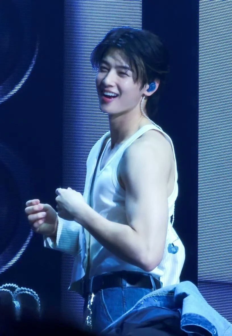 yeoshine_'s tweet photo. and when you smile
the whole world stops and stares for a while
cause you're amazing
just the way you are https://t.co/ZjOXx7KrYy