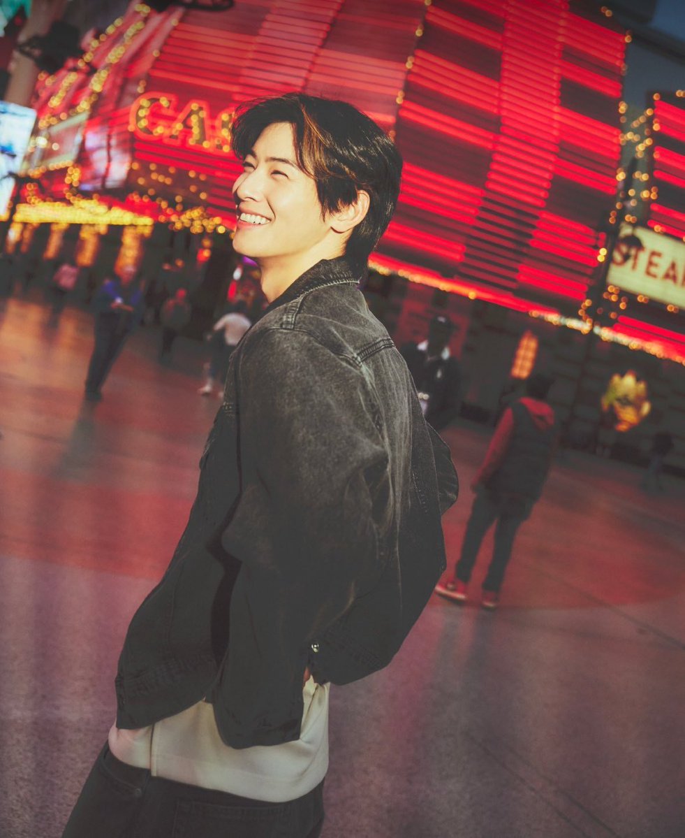 yeoshine_'s tweet photo. and when you smile
the whole world stops and stares for a while
cause you're amazing
just the way you are https://t.co/ZjOXx7KrYy