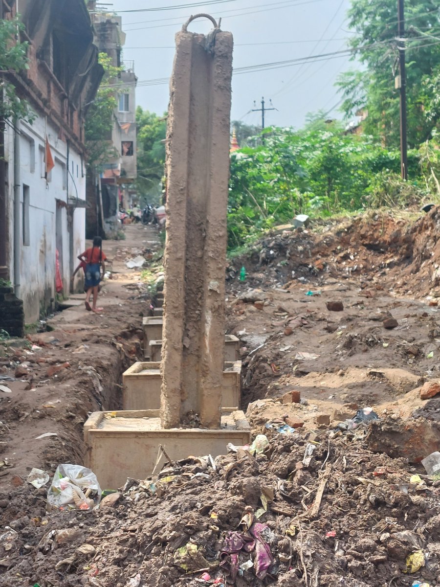 Pritamgomoh's tweet photo. @narendramodi @RailMinIndia जगाने कि कोशिश करते हुए 🫡Day-1108,Justice Reminder,Imambara 20"for Temple 3"road.The same way from Imambara towards Temple n coloney. Sr.DEN/Co say 12" road is there,look and provide Ambulance space for Old age people,more than 500 people live there. https://t.co/zGQOUeGb0k