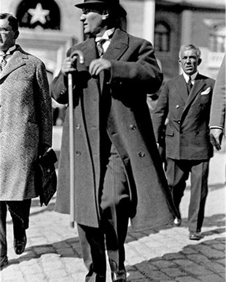 NaimBaburoglu's tweet photo. Şıklık, zarafet, devlet adamlığı, milletinin lideri…

#tarihinkıskandığılider #atatürk #mustafakemalatatürk https://t.co/VumBUcQwr3