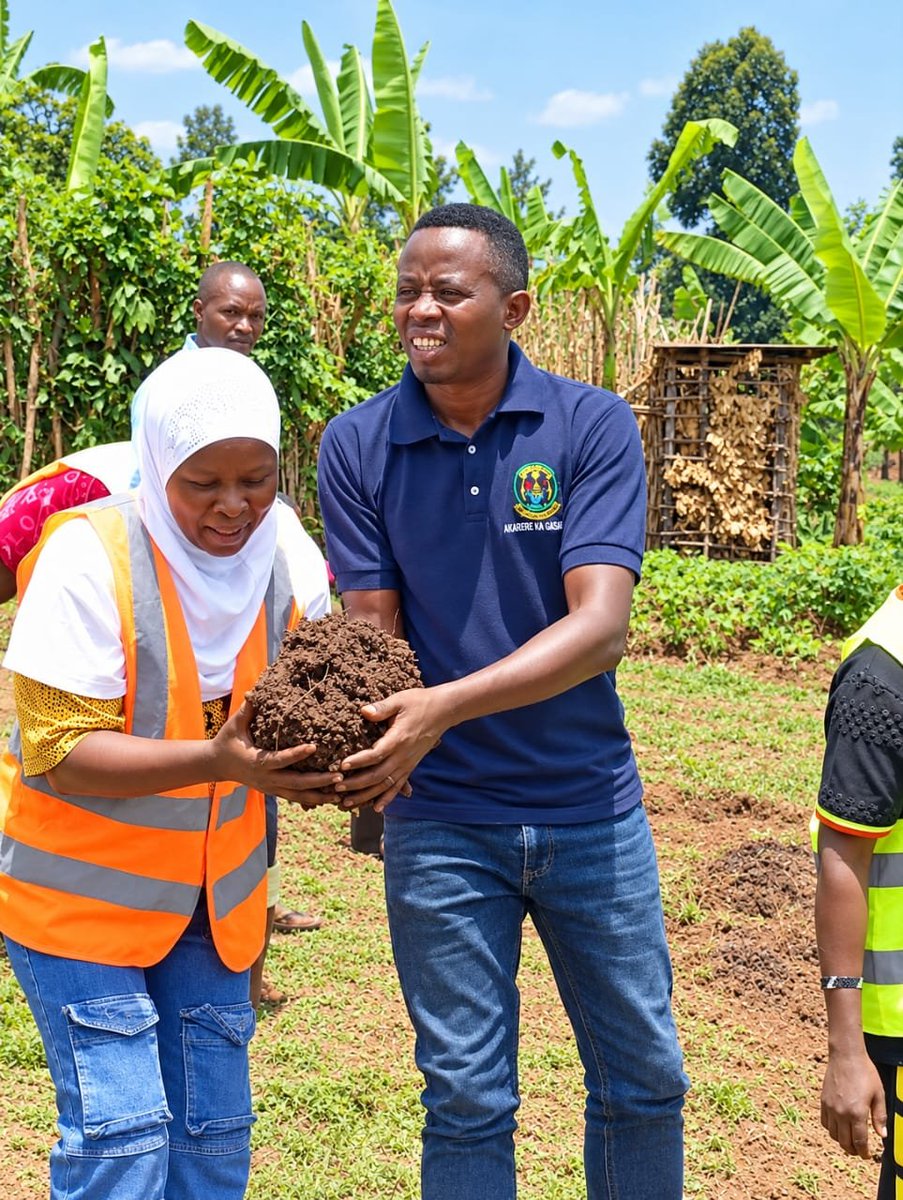 GicumbiRyvcp's tweet photo. Kuwa 14/10/2026 @enganeyezu umuhuzabikorwa w'urubyiruko @RwandaYouthVol1 @Gicumbi_Rwanda yifatanije n'urubyiruko bo mumurenge wa @Bukure migikorwa cy'umuganda wo kubumva amatafari azubakishirizwa abana batishoboye @Rwandapolice @KubanaRichard @RYVCPNorthern https://t.co/DaB9spNK1C