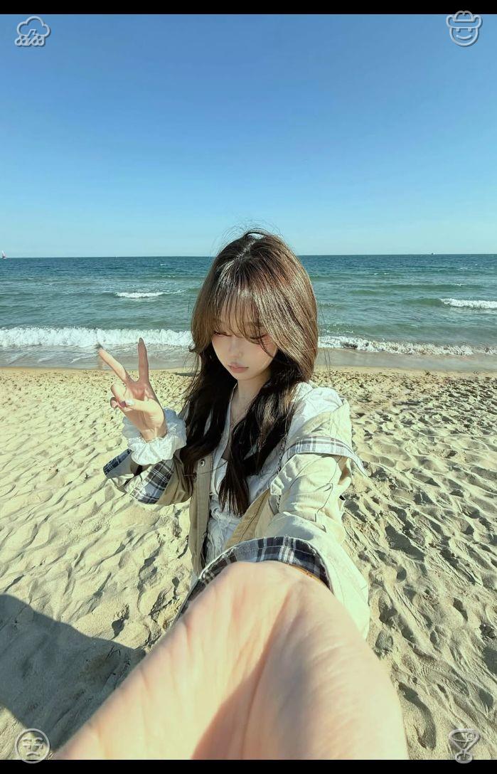 Gabriellferroo's tweet photo. Freeze blackcurrants Ice cream, readyI make a quick cup of coffee, stand in front of the kitchen mirror, holding the cup, and take a selfie. The morning light is bright, streaming through the window, and the photo is warm and cheerful. https://t.co/bryHf6uPqc