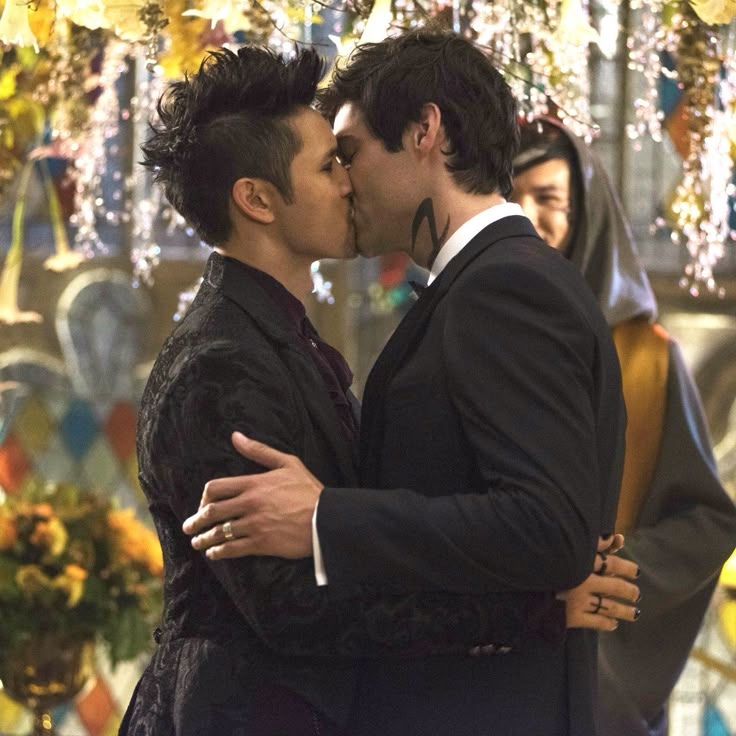 thewritingkoala's tweet photo. Ah, you mean #Malec

#Shadowhunters #SaveShadowhunters https://t.co/rbiTEuX435