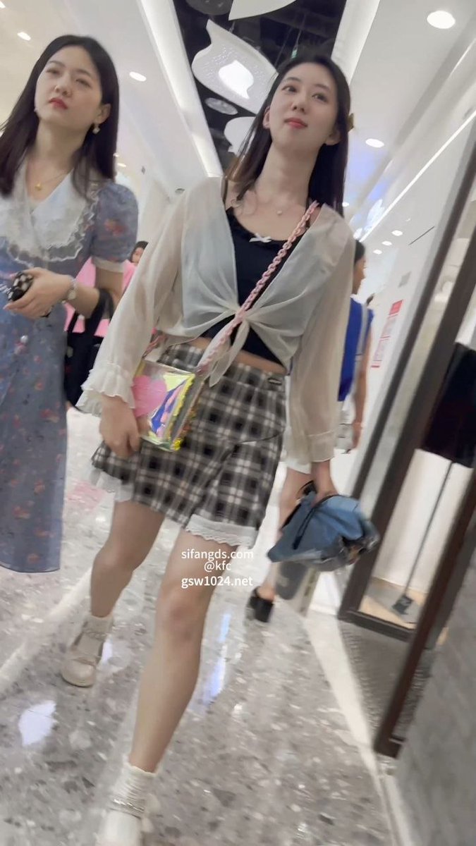 quint01111's tweet photo. 💥 #涂鸦 #街射 #顶臀 #抄底 街拍抄底反差黑丝女仆小姐姐•性感蕾丝边内裤尿湿一大片！ https://t.co/4b7A99v7Bs