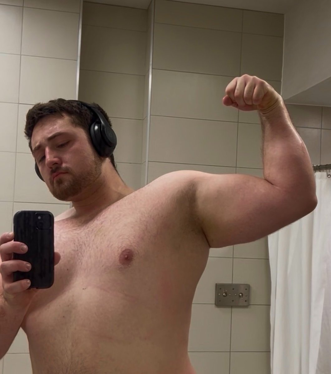 CaelKaleCael's tweet photo. Hit 1000lbs on the leg press today 🤙| #gym #upperbody #liftingboy #gymselfie #gaygym #powerlifting #beefy #progressphotos https://t.co/011Q8hbUzm