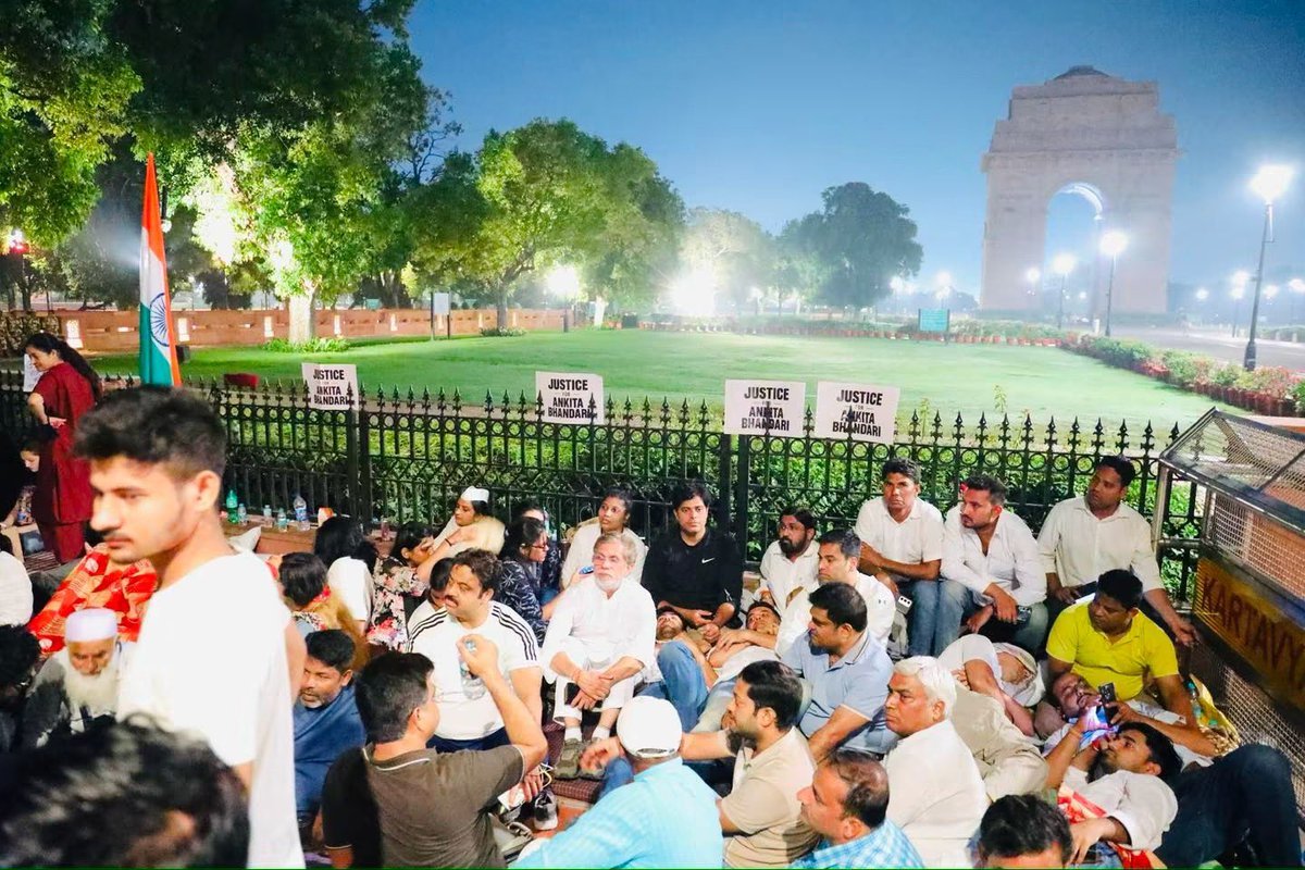JeenalNGala's tweet photo. Sansad mein Ankita Bhandari ke liye CBI jaanch ki maang ki.

India Gate par 4 baje subah tak uske maa-baap ke saath dharne par baithe, unke saath detain bhi hue, aur thane ke andar bhi dharna de diya.

Imran Pratapgarhi - Sansad se Sadak tak. 
Salute @ShayarImran ji. https://t.co/tL4e9fCLMK