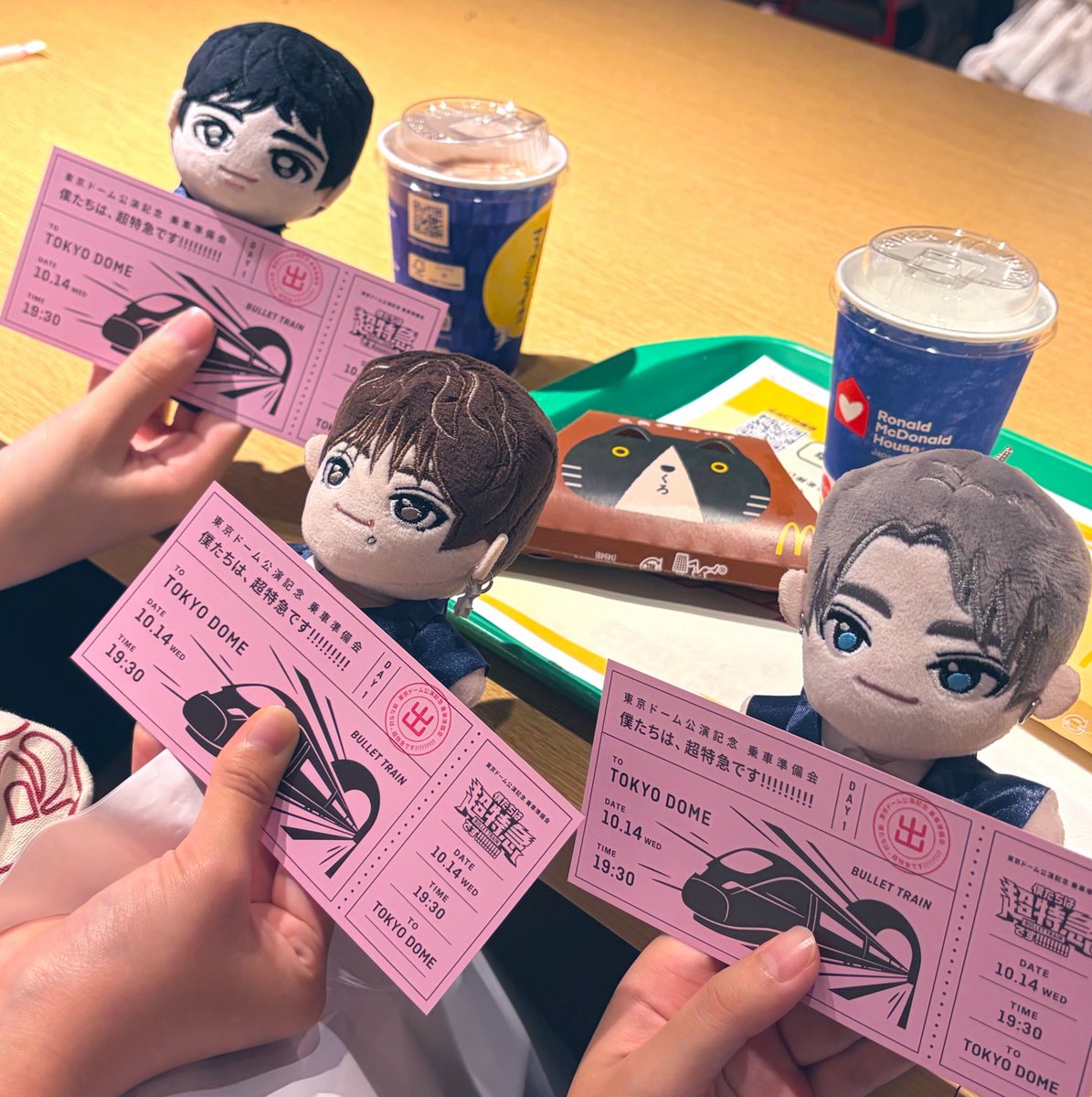 onsentobara's tweet photo. 久しぶりに8号車大集合でめっちゃ楽しかった〜！みんなで見に行けてよかった！
映画はネタバレできないからうす〜い感想になってしまうけど、本当に良かったです😭💖
そして特典が号車順で、運良くみんなの推しが来てくれたのとても激アツでしたね https://t.co/qpx9Spm1Dt