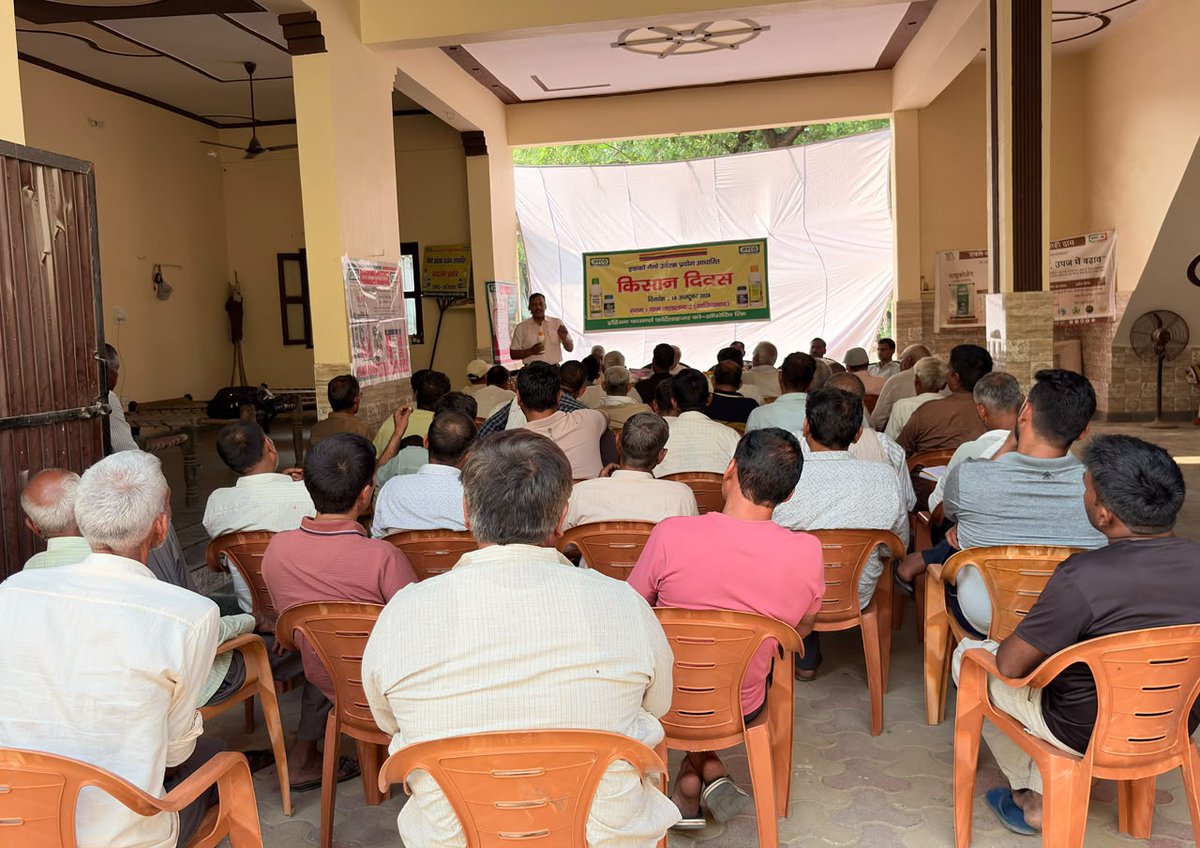 IFFCO_UP's tweet photo. दिनांक 14 अक्टूबर 2026 को ग्राम जलालाबाद में किसान दिवस के अवसर पर इफको द्वारा किसान सभा का आयोजन किया गया। कार्यक्रम में मुख्य अतिथि के रूप में रीजनल मैनेजर मेरठ , श्री कृष्ण कुमार जी,B Pacs जलालाबाद के चेयरमैन श्री अशोक कुमार जी, CDI महोदय गन्ना समिती मोदीनगर,FO इफको गाजियाबाद श्री सूरज जी एवं जलालाबाद सोसाइटी के सचिव श्री अनिल कुमार जी उपस्थित रहे।
कार्यक्रम में रीजनल मैनेजर श्री कृष्ण कुमार जी ने किसानों को इफको नैनो DAP, नैनो यूरिया, बायो डीकंपोजर, NPK कंसोर्टिया एवं बोरॉन के उपयोग और महत्व के बारे में विस्तारपूर्वक जानकारी दी और किसानों को गेहूँ , सरसों की फसल में  इफको नैनो DAP से बीज उपचार करने की सलाह दी तथा इसके महत्व के बारे में जानकारी प्रदान की।
श्री सूरज सिंह ने किसानों को नैनो DAP, नैनो यूरिया, बायो डीकंपोजर, नैनो जिंक एवं नैनो कॉपर सहित इफको के विभिन्न कृषि उत्पादों के उपयोग एवं लाभों के बारे में बताया। 
@IFFCOCropSolns
@Iffco_Yatendra
@iffcoyogendra
@jdabureau
@IFFCO_Coop
@BharatUrvarak
@BirjvirSingh