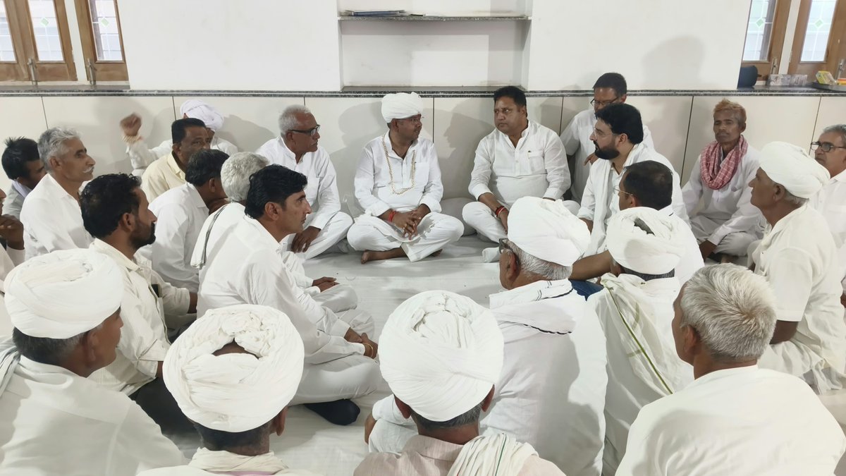 KuldipIndoraINC's tweet photo. कल ग्राम हदां (बीकानेर) पहुंचकर श्रीकोलायत के पूर्व प्रधान स्वर्गीय श्री रघुनाथ सिंह भाटी जी को श्रद्धांजलि अर्पित की तथा पूर्व मंत्री श्री भंवर सिंह भाटी जी एवं शोकाकुल परिवारजनों से मिलकर अपनी संवेदनाएं व्यक्त कीं।

इस दुःखद घड़ी में मेरी संवेदनाएं भाटी परिवार के साथ हैं। ईश्वर दिवंगत आत्मा को शांति प्रदान करें एवं परिजनों को इस अपूरणीय क्षति को सहन करने की शक्ति दें।

ॐ शांति। 🙏