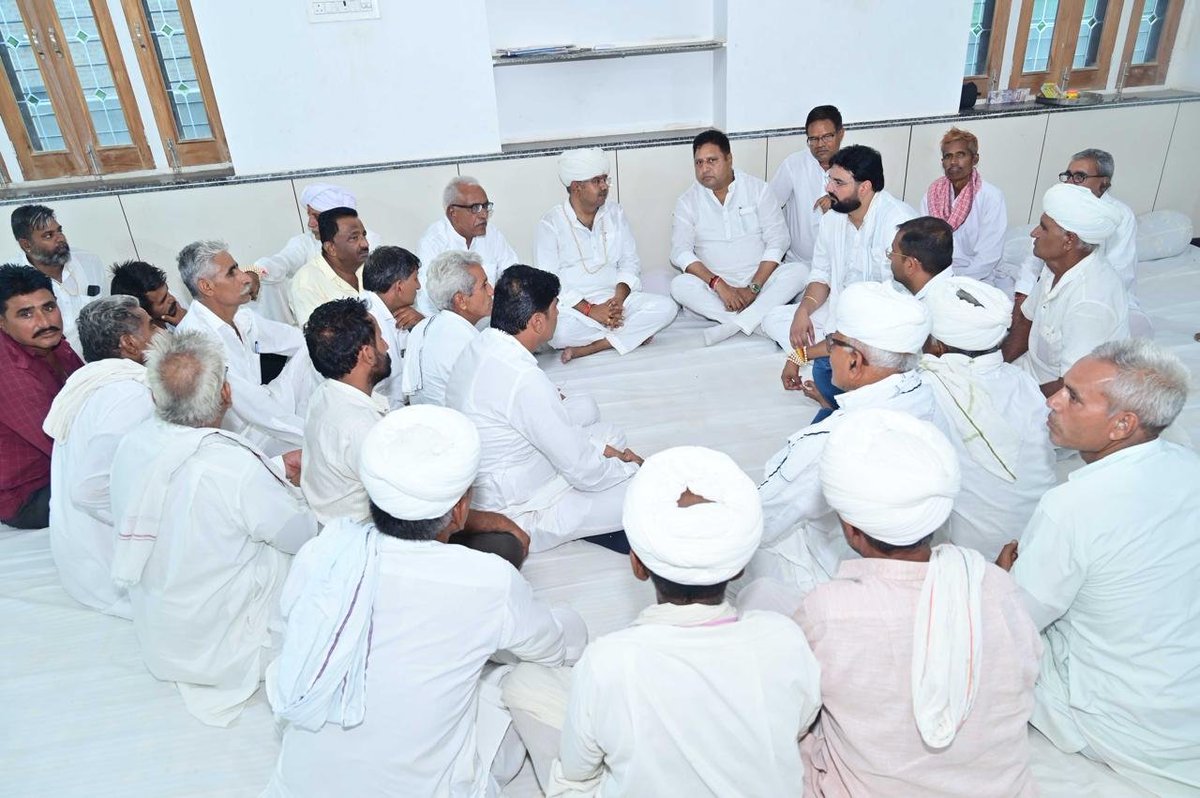 KuldipIndoraINC's tweet photo. कल ग्राम हदां (बीकानेर) पहुंचकर श्रीकोलायत के पूर्व प्रधान स्वर्गीय श्री रघुनाथ सिंह भाटी जी को श्रद्धांजलि अर्पित की तथा पूर्व मंत्री श्री भंवर सिंह भाटी जी एवं शोकाकुल परिवारजनों से मिलकर अपनी संवेदनाएं व्यक्त कीं।

इस दुःखद घड़ी में मेरी संवेदनाएं भाटी परिवार के साथ हैं। ईश्वर दिवंगत आत्मा को शांति प्रदान करें एवं परिजनों को इस अपूरणीय क्षति को सहन करने की शक्ति दें।

ॐ शांति। 🙏