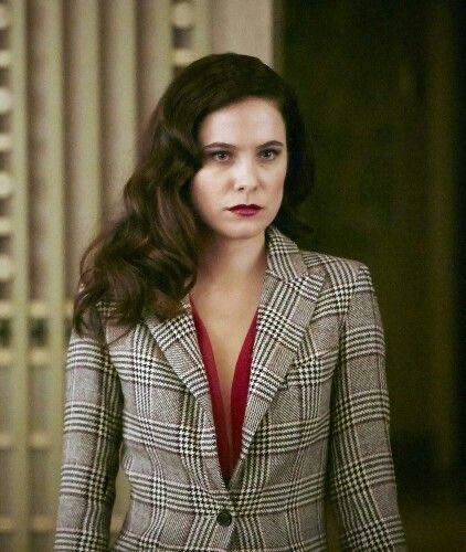 fawnpersona's tweet photo. missing alana’s old looks while watching s3 😭😭 ik it represents the change in her character but the bold lip with the suits just feel too much like a costume https://t.co/1qvWXsdpsu