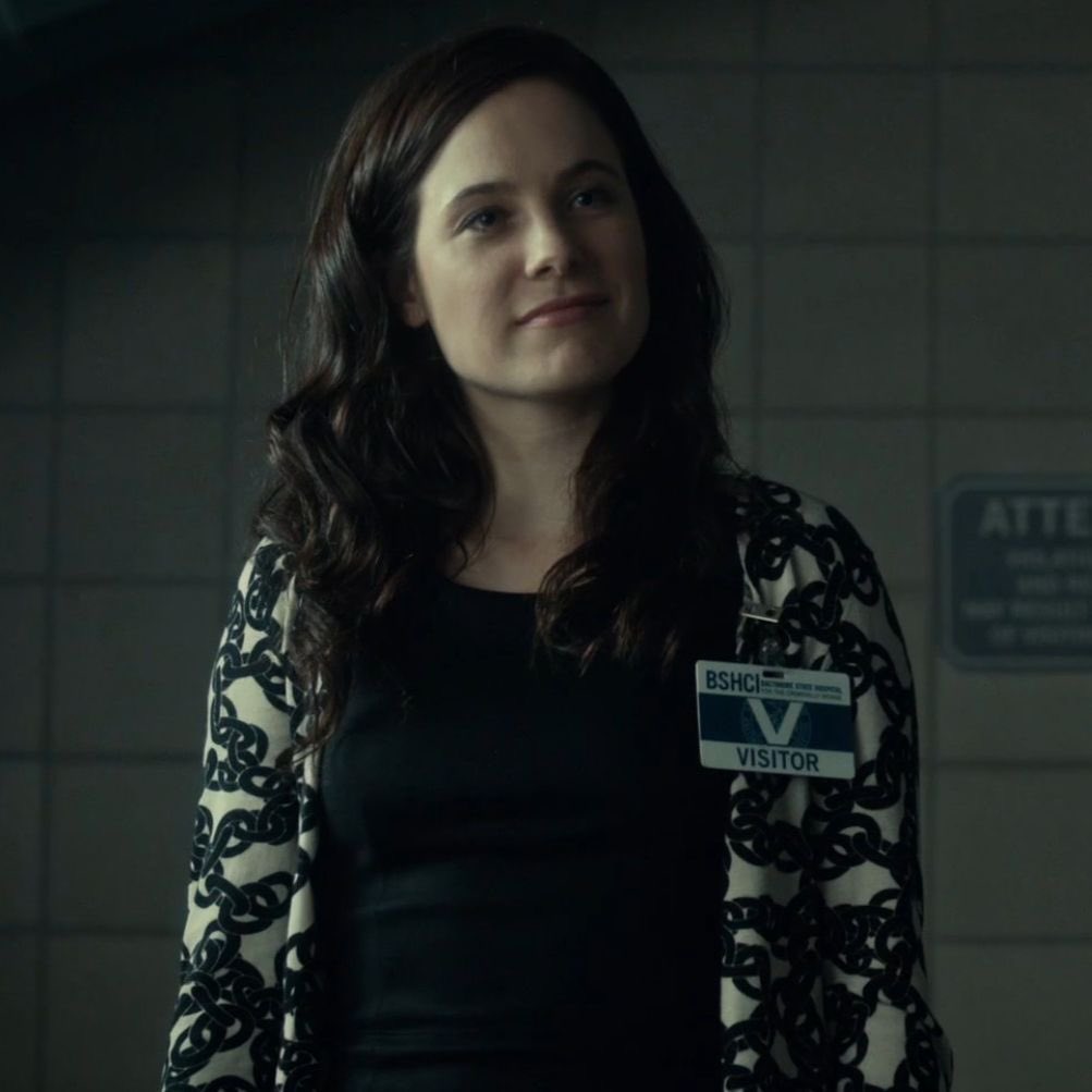 fawnpersona's tweet photo. missing alana’s old looks while watching s3 😭😭 ik it represents the change in her character but the bold lip with the suits just feel too much like a costume https://t.co/1qvWXsdpsu
