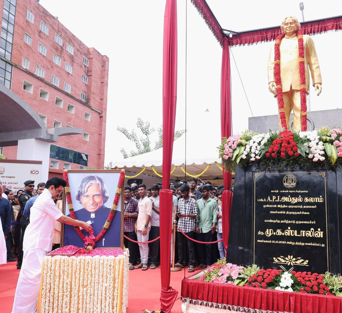 mkstalin's tweet photo. மிக எளிய பின்புலத்தில் பிறந்து, கற்ற கல்வியாலும் கண்ட கனவுகளாலும் இந்தியாவின் குடியரசுத் தலைவராய் உயர்ந்த பாரத ரத்னா திரு. அப்துல் கலாம் அவர்களின் பிறந்தநாளில் அவருக்கு என் புகழ் வணக்கத்தைச் செலுத்துகிறேன்.

வறுமைதான் இந்தியாவின் எதிரியென ஆழ்ந்த நோக்கோடு கூறியவர் ஐயா அப்துல் கலாம் அவர்கள். அப்படி கூறியது மட்டுமில்லாமல், அறிவியல் தொழில்நுட்பங்களைக் கொண்டு அந்த எதிரியை வென்றுவிட முடியும் என்றும் அவர் கனவு கண்டார்.

நமது #DravidianModel அரசில், அப்துல் கலாம் அவர்களுக்கு அண்ணா பல்கலைக்கழக வளாகத்தில் சிலை அமைத்ததோடு, அவரது பெயரிலான விருதினையும் ஆண்டுதோறும் வழங்கிப் போற்றினோம்.

அப்துல் கலாம் அவர்கள் ஆசைப்பட்டபடி, வாய்ப்புகளையும் வளங்களையும் அனைத்துத் தரப்பினரும் சமமாகப் பெற்ற, வளர்ச்சியடைந்த இந்தியாவைக் கட்டமைக்க இளைஞர்கள் உறுதியேற்க இந்நாளில் வேண்டுகிறேன்.
#AbdulKalam