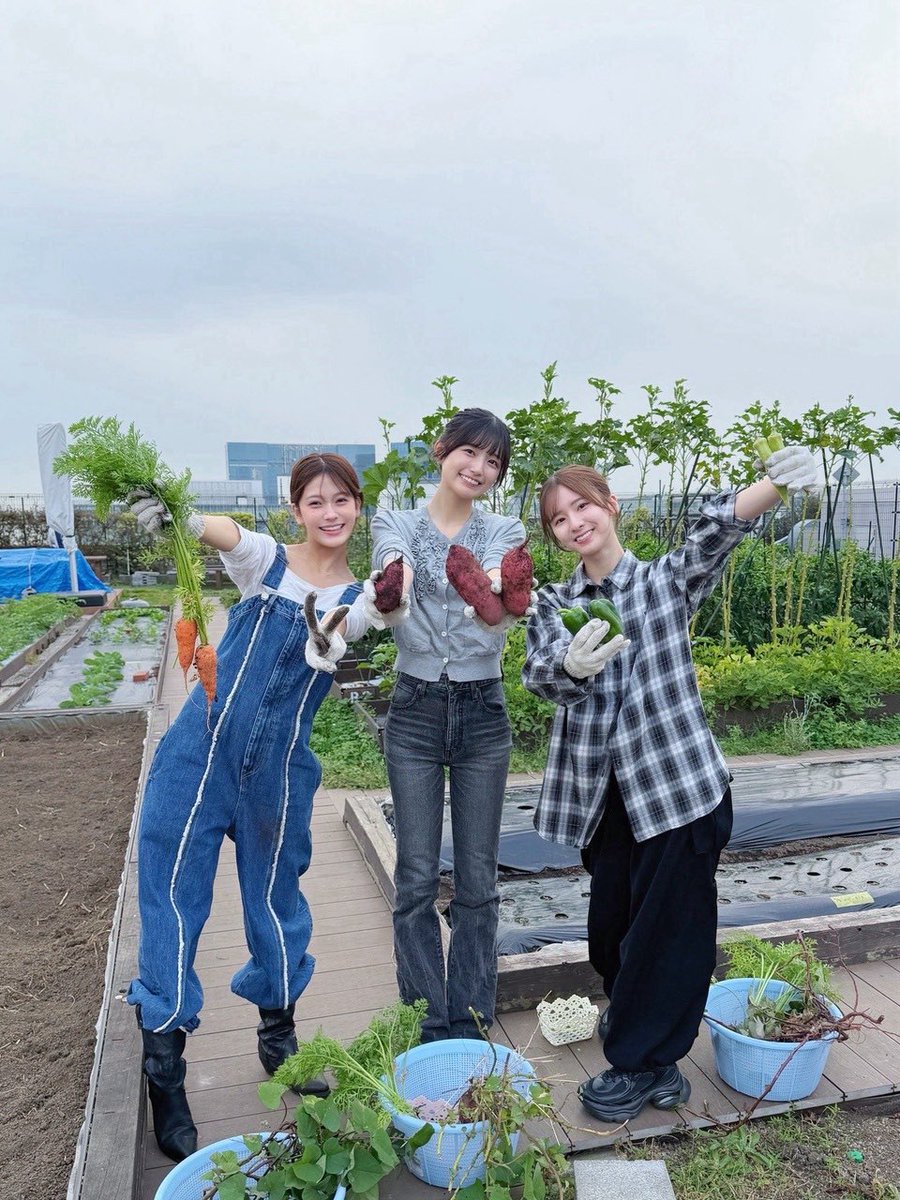 I7_minutes's tweet photo. 野菜収穫してるだけなのに"芸能人の骨格"を見せつけられて気分いい https://t.co/AtMwvfN99W