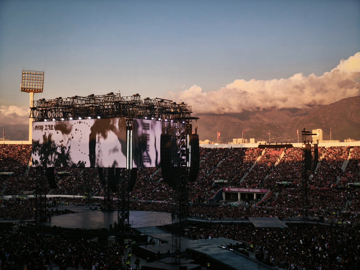 ohnofrani's tweet photo. Se veía hermoso el estadio con la cordillera de fondo en pleno atardecer 

#bangtanpalooza
#BTS_WORLDTOUR_ARİRANG_CHILE 
#BTS_WORLDTOUR_ARİRANG_SANTIAGO https://t.co/Cfh7F4Q21I