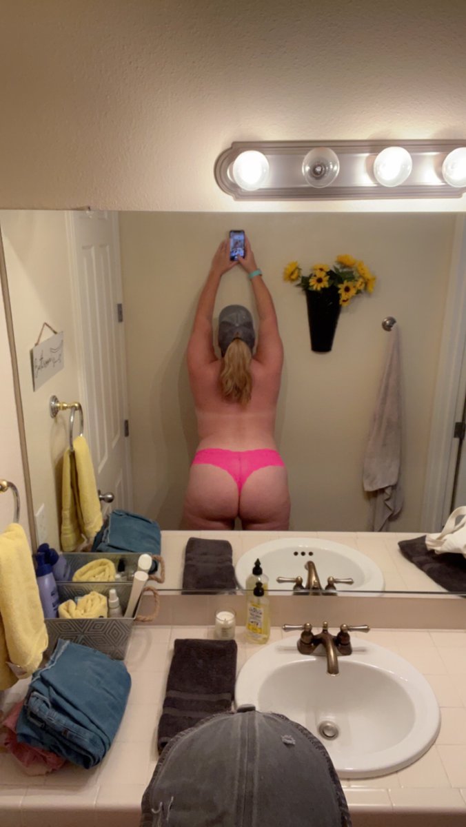 _Cinder_Ella's tweet photo. Happy Hump Day! Better late than never! 🙃 https://t.co/JldISua1dv