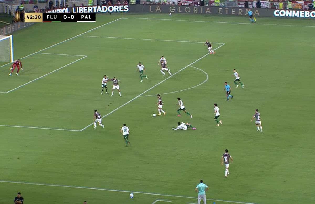 paulopedrobrand's tweet photo. Nesse lance, após tabela com Martinelli, Hulk saiu com a bola dominada e mais quatro companheiros do Fluminense contra três do Palmeiras, com dois abertos livres. O camisa 7 carregou demais, se atrapalhou, foi desarmado e caiu pedindo falta. 2min depois saiu o gol do Palmeiras. Quem não faz, leva. Libertadores não perdoa.
