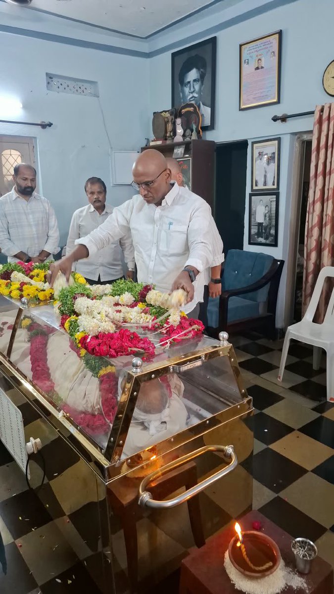 RSPraveenSwaero's tweet photo. సాహితీ ప్రపంచాన్ని ఒక కుదుపు కుదిపిన మా నాయన బాలయ్య (My Father Balaiah) పుస్తక రచయిత , ప్రొ.వైబి సత్యనారాయణ గారు ఈ రోజు మన నుండి శాశ్వతంగా దూరం కావడం బాధాకరం. 

సంక్షేమ గురుకుల పాఠశాలలతో ప్రొఫెసర్ సత్యనారాయణ గారి అనుబంధం మరువలేనిది.

అత్యంత పేదరికంలో పుట్టి,చదువునే నమ్ముకొని ఉన్నత శిఖరాలను అధిరోహించి, చివరి వరకూ పేద వర్గాల బాగు కోసం ఆయన చేసిన సేవలు ఎల్లప్పుడూ గుర్తు చేసుకుంటూ,వారి ఆశయాలను సాధిద్దాం. 

జోహార్ ప్రొ. వై బి సత్యనారాయణ సార్.