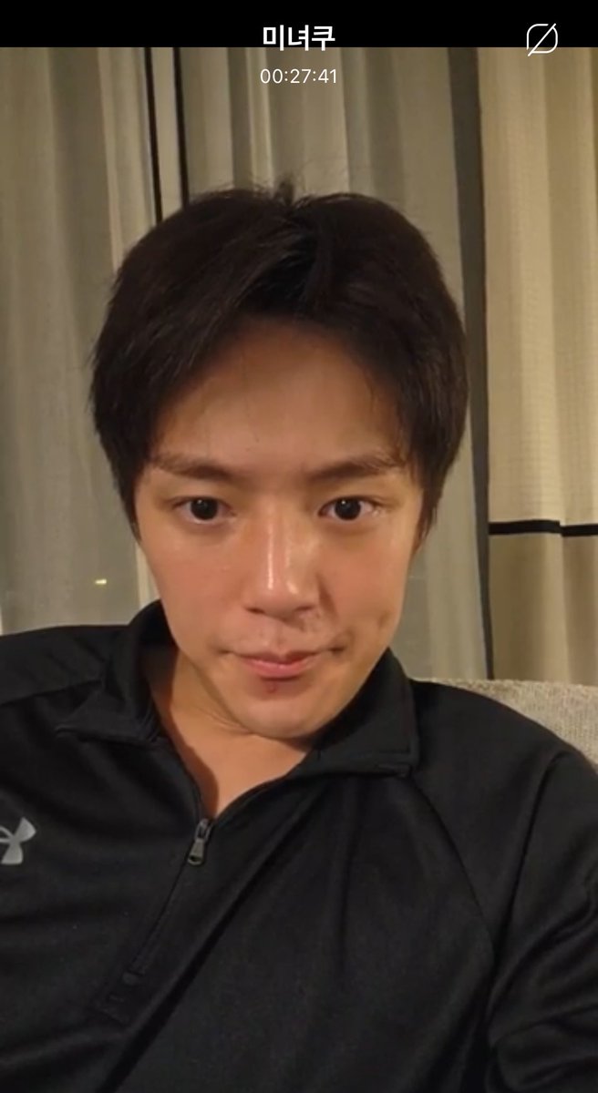 reachingminhyuk's tweet photo. #intinyadeh live bubble minhyuk 261015

- kondisi lututnya lagi gak baik
- kalau jalan agak pincang, tapi kayaknya besok bakal baikan
- katanya mau coba massage gun punya manager. terus dia nanya yg nonton livenya ada yg dokter gak ya? kalau bagian atas lutut sakit tuh harus diapain ya?
- kalau lambungnya sekarang udah gak ada masalah lagi. soalnya dia sekarang usaha gak minum kopi pas perut kosong, pagi juga gak makan. pokoknya dia perhatiin banget lah lambungnya jadi udah oke
- pas rekaman survivor, dia makan jam 11 terus rekaman sampai jam 9 malem. rekaman 3 lagu berturut-turut. dia padahal pengen nyanyi dengan penuh tenaga tapi kayaknya kurang maksimal jadi agak nyesel.
- cerita work out sama kihyun, wo bahu. kata min, kalau dia sendirian sih gak bisa seintensi itu makanya ngajak kihyun
- banyak yg bilang badan dia lebih gede dari shownu, pas fansign juga pada bilang gitu
- minhyuk tau soal website yg bikin cake ultah dia katanya keren banget!
- gak sempet makan chicago pizza soalnya harus naik mobil 40 menit. terus dia denger ditempat yg terkenal gitu waiting list sampai 1 jam 40 menit, gak jadi deh dia pergi
- ada mbb yg ngasih tau pas di video magic promotion itu minhyuk nyuapin kihyun roti pakai tangan yg abis dipake buat pasangin kaos kaki ke kihyun terus kata minhyuk “ya aku tau kok, tapi kan dia sendiri yg mau disuapin, bukan salahku dong.”
- mbb nanya dia suka nonton horor gak? kihyun soalnya kemarin bilang suka nonton horor. kata minhyuk dia bukannya gak suka horor sih, dia suka horor kalau ceritanya tuh ada maknanya bukan horor yang cuma nakut-nakutin doang
- dia banyak bacain komentar monbebe, bahas bajunya, sepatu, musical so good sama jooheon, kondisi kulitnya, chiikawa
- pas diakhir dia bilang kalau dia udah berusaha buat baca banyak komentar sama ngobrol tapi jangan sedih ya kalau komentarnya gak dibaca, masih ada kesempatan lain kok!