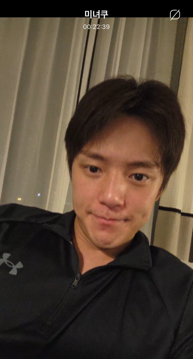 reachingminhyuk's tweet photo. #intinyadeh live bubble minhyuk 261015

- kondisi lututnya lagi gak baik
- kalau jalan agak pincang, tapi kayaknya besok bakal baikan
- katanya mau coba massage gun punya manager. terus dia nanya yg nonton livenya ada yg dokter gak ya? kalau bagian atas lutut sakit tuh harus diapain ya?
- kalau lambungnya sekarang udah gak ada masalah lagi. soalnya dia sekarang usaha gak minum kopi pas perut kosong, pagi juga gak makan. pokoknya dia perhatiin banget lah lambungnya jadi udah oke
- pas rekaman survivor, dia makan jam 11 terus rekaman sampai jam 9 malem. rekaman 3 lagu berturut-turut. dia padahal pengen nyanyi dengan penuh tenaga tapi kayaknya kurang maksimal jadi agak nyesel.
- cerita work out sama kihyun, wo bahu. kata min, kalau dia sendirian sih gak bisa seintensi itu makanya ngajak kihyun
- banyak yg bilang badan dia lebih gede dari shownu, pas fansign juga pada bilang gitu
- minhyuk tau soal website yg bikin cake ultah dia katanya keren banget!
- gak sempet makan chicago pizza soalnya harus naik mobil 40 menit. terus dia denger ditempat yg terkenal gitu waiting list sampai 1 jam 40 menit, gak jadi deh dia pergi
- ada mbb yg ngasih tau pas di video magic promotion itu minhyuk nyuapin kihyun roti pakai tangan yg abis dipake buat pasangin kaos kaki ke kihyun terus kata minhyuk “ya aku tau kok, tapi kan dia sendiri yg mau disuapin, bukan salahku dong.”
- mbb nanya dia suka nonton horor gak? kihyun soalnya kemarin bilang suka nonton horor. kata minhyuk dia bukannya gak suka horor sih, dia suka horor kalau ceritanya tuh ada maknanya bukan horor yang cuma nakut-nakutin doang
- dia banyak bacain komentar monbebe, bahas bajunya, sepatu, musical so good sama jooheon, kondisi kulitnya, chiikawa
- pas diakhir dia bilang kalau dia udah berusaha buat baca banyak komentar sama ngobrol tapi jangan sedih ya kalau komentarnya gak dibaca, masih ada kesempatan lain kok!