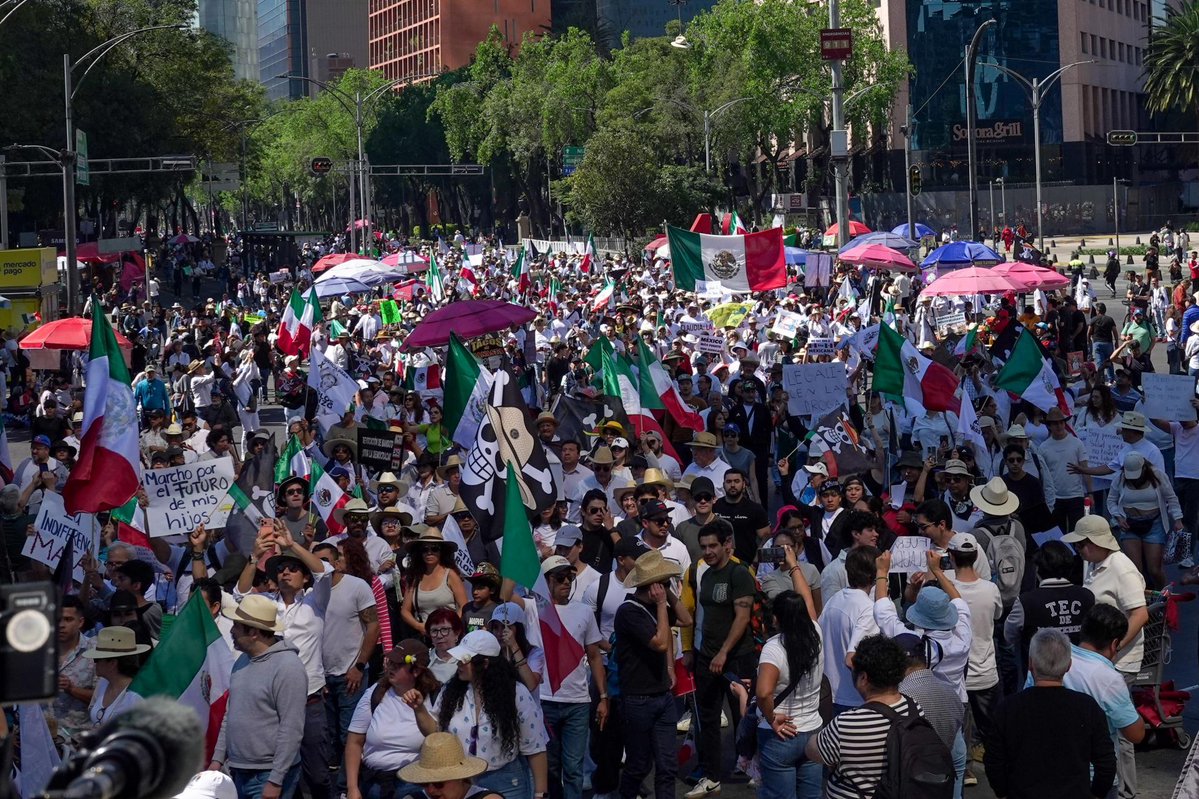 sinfiltroMX_'s tweet photo. Que orgullo que miles de profesionales de la salud salieron a marchar por sus derechos. 

Cuando el país se colapsó en la pandemia ELLOS nos levantaron y ahora nos toca apoyarlos cuando salen a exigir lo que les corresponde 👏 https://t.co/85zxkKklwj