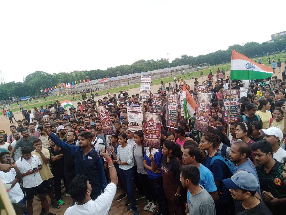 AnkushKuma8739's tweet photo. 1799 बिहार दरोगा mains क्वालीफाई छात्रों के साथ अन्याय बन्द करो 1 साल इस vaccancy को दिया है हमने इस तरह हमलोग का समय बर्बाद नही करो।
दिए गए 4 महीनों का खून पसीनो को इस तरह बर्बाद नही करो। 
फिजिकल डेट जारी करो
#physicaldate_jaari_karo
@officecmbihar
#DarogaMains1799रद्द_वापस_लो https://t.co/46xYhihy3p