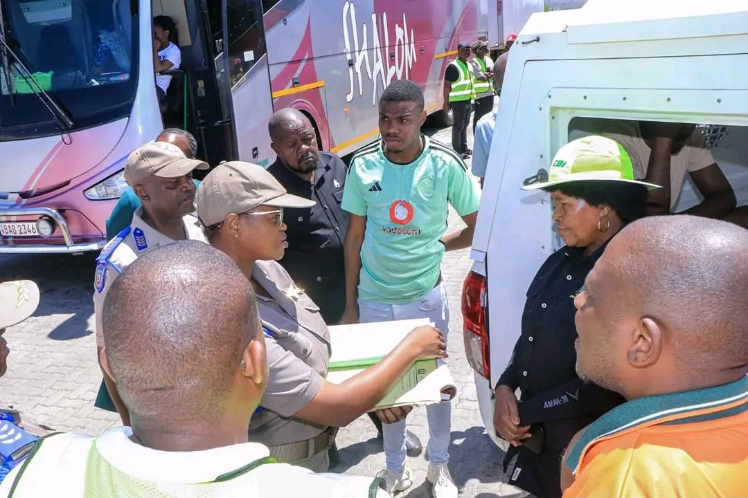centralnewsza's tweet photo. 🔴BREAKING | Malawi-Bound Bus Intercepted with 87 Passengers Despite 70-Passenger Limit🔴

Polokwane – Traffic officers in Limpopo have intercepted a bus travelling from Malawi towards Gauteng at the Polokwane Weighbridge after finding it overloaded with 87 passengers, well above its certified limit of 70. The vehicle was also unroadworthy, and a major discrepancy was found between the official passenger list and the number of people actually on board.

Read more⬇️⬇️⬇️

https://t.co/XQal1garVj

#Bus