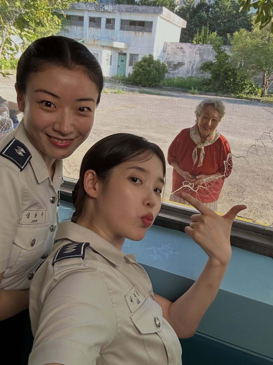 um_pp22's tweet photo. 나문희가 아이유 좋아하면서도
싫다고 말한 이유

최근 김영옥 유튜브에
아이유 + 나문희가 나옴

나문희는
아이유가 예전에 드라마를
함께 촬영했을 때부터

계속 맛있는 것도 보내주고
선물을 챙겨준다는 거임.

그러면서 자꾸 신세지는 것 같아서
싫다고 ㅋㅋㅋㅋㅋ

근데 알고보니 아이유가 김영옥 집에 온다는 소식듣교
온거임 ㅎㅎ 기여우심

아이유는 나문희한테
존경의 마음을 담는 편지 남김 !!

아이유가 선배들에게
오랫동안 사랑받는 이유가 다 있어따 !!