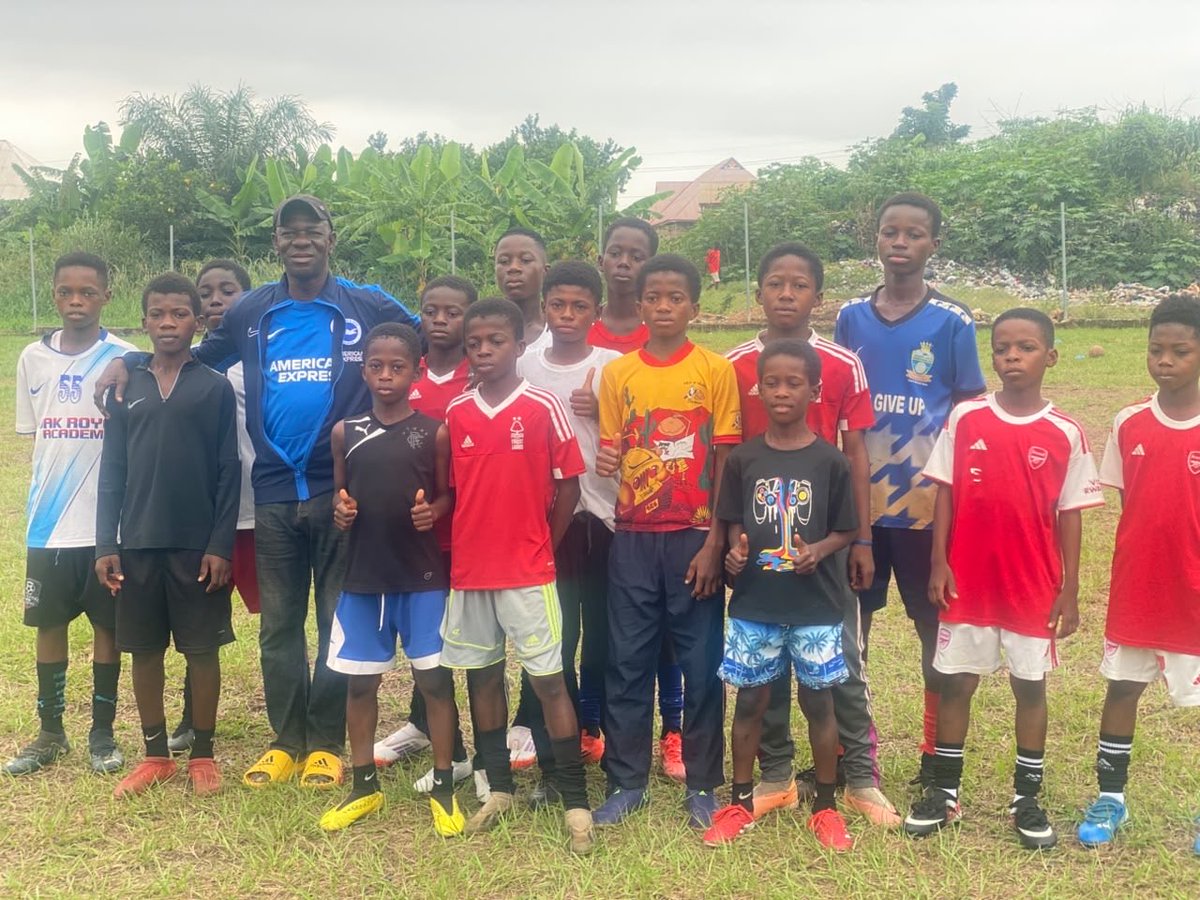 KitAid's tweet photo. 🌍⚽ Great to see these Brighton kits in Ghana! 🇬🇭💙🤍 Even better to see these players proudly wearing and using the kit! 🙌🔥

#Brighton #Ghana #Football #Seagulls #FootballCommunity https://t.co/WzgyNGCurQ