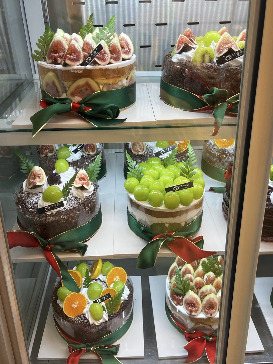 abeulakada93239's tweet photo. 진짜 평범 오브 평범인 마트왔는데 야르한 케이크 있어서 놀랐슨 나중에 케이크 살때 여기로 와야징 https://t.co/LThYz0j6wq