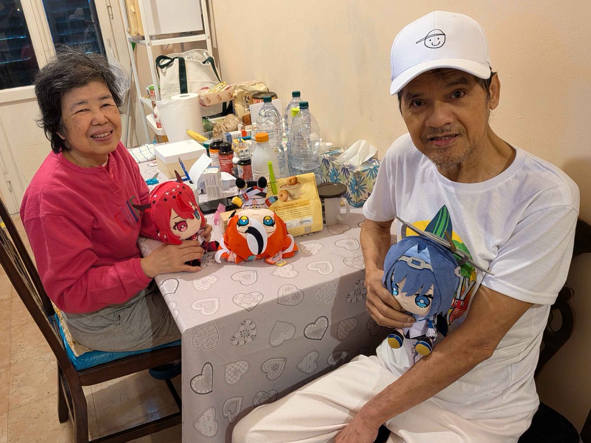 Sam_Writ3_R's tweet photo. Finally, I'm back home! I missed Mom and Dad! I'm so happy to see how much they love the Promise plushies ✨

Mom loves IRyS the most, and she loves watching her banter with Bae in clips. Dad wanted the GuyRyS hat, and he prefers Kronii! 🤣

We're happy with the little things☺️ https://t.co/HmFuqyj8z4