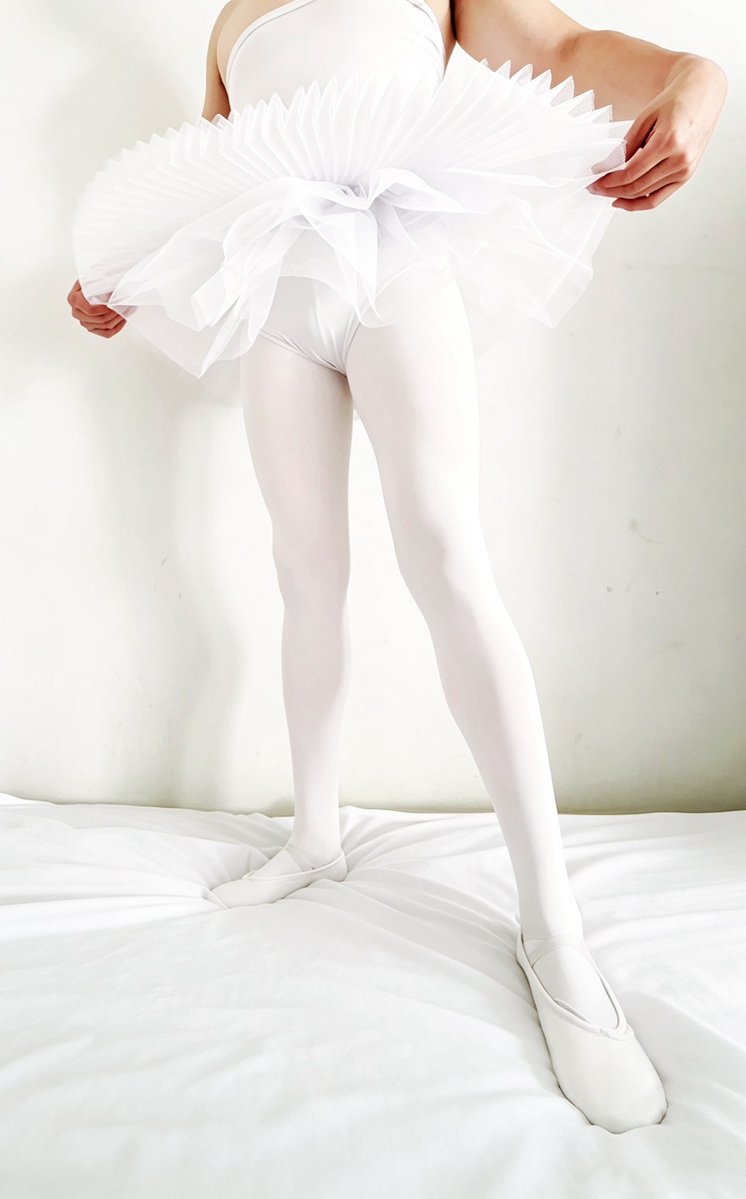 boyedh3k's tweet photo. 第一次尝试tutu裙，请忽略身材，多多鼓励

#芭蕾舞 #体操服 #芭蕾大袜 #连体衣 #芭蕾男生 #形体服 #白丝 https://t.co/BIudHqTWx4
