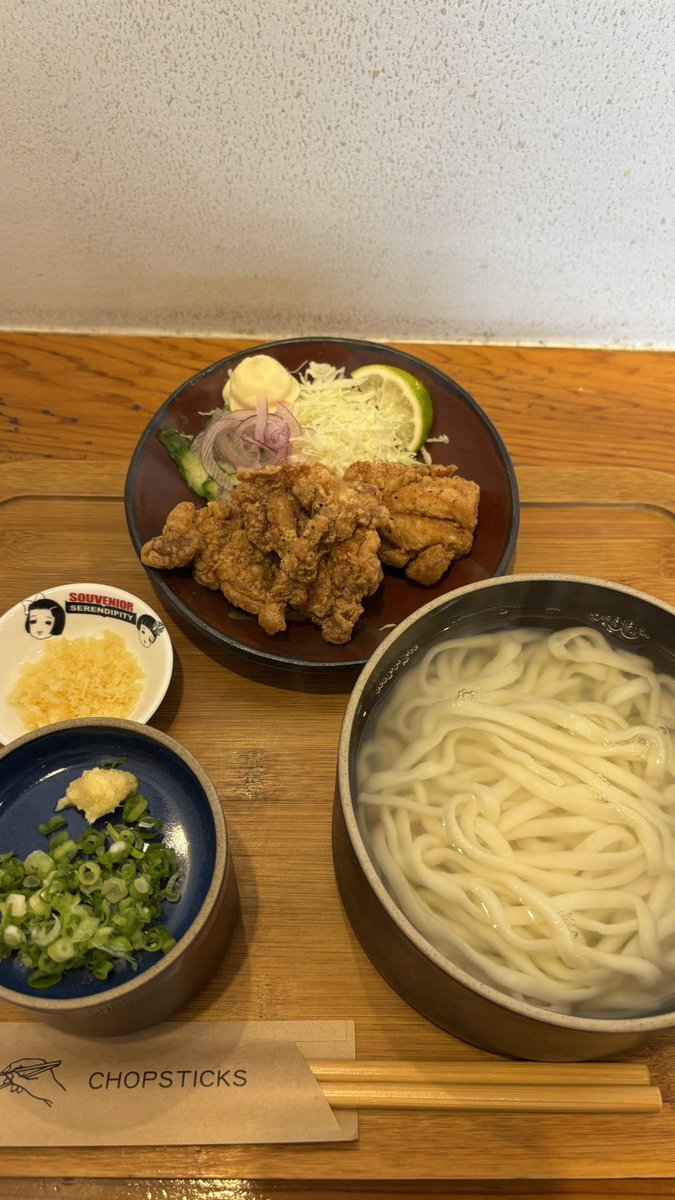 __inabox's tweet photo. 水でも飲んで落ち着こうと取りに行ったら、店員さんに「県外からですか？」と話しかけられ、そのまま昨日のライブの話やティンが初めて食べにきたときの話を聞いて（涙）うどんも唐揚げも美味しくて、昨日のライブを思い出すBGMで、ひとりグスグスしながらうどん啜ってましたわ https://t.co/m6Jy0K3Ppg