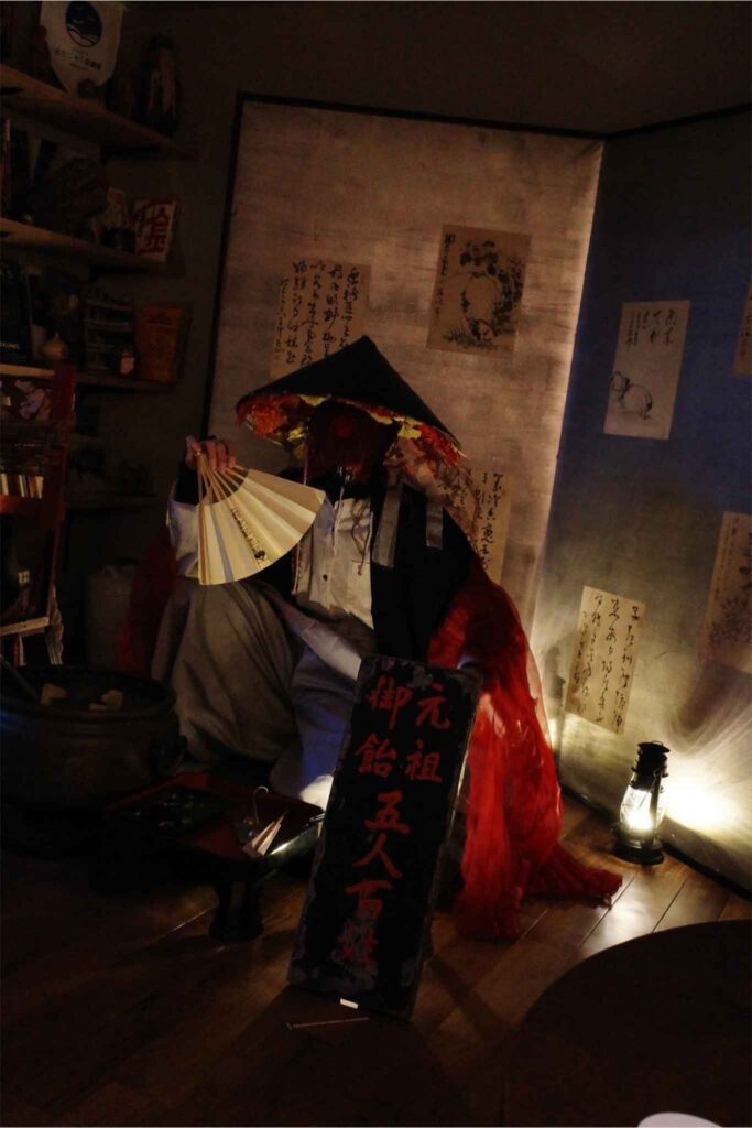 AidaKazunari's tweet photo. 【妖業師 第2期募集 開始！】

あなたの中に眠る妖怪、呼び覚ましませんか？

妖怪屋では、イベント・催事・神社行事などに"妖怪"として登場し、来場者とのグリーティングを通じて「人の心に残る時間」を届けるプロの妖怪＝妖業師（ようぎょうし）を募集します。

ときに怖がらせ、ときに親しみを込めて。
その場の空気を読み、最もふさわしい妖怪として"存在"する。
それは単なるコスプレではなく、「生きた演出」です。

🏮主な活動
・妖怪行列／肝試し／盆踊り／縁日などのイベント出演
・グリーティング、写真対応、演技
・企業案件・PR出演・SNS動画 など

🏮こんな方を求めています
・「自分が楽しむ」より「相手を楽しませる」を大切にできる方
・全身表現・声・距離感で妖怪になりきれる方
・クライアントの求める妖怪像に合わせて演じ分けられる方
・対面での交流が好きな方
・メイクができる方

🏮待遇など
・案件ごとにギャランティお支払い
・所属費なし／他所での活動制限なし
・スポット出演も継続もOK
・衣装・メイクは基本各自用意（貸与・相談可）
・早ければ年内のイベントから、2027年より本格稼働
🏮応募資格
・18歳以上（学生・社会人・副業OK）
・現地での活動が可能な方
・妖怪姿での撮影・SNS顔出しに協力いただける方（案件による）

📅応募締切：10月21日(水)
選考：書類審査 → オンライン面談
※書類審査は無料
▼応募はこちら（全身がわかる妖怪姿のお写真をご用意ください） https://t.co/jJticoo4we

▼妖業師とは
 https://t.co/ohKWV0EuGN
真面目に、妖しく、変化（へんげ）できる方のご応募をお待ちしています。

#妖業師 #妖怪屋 #妖怪 #オーディション #キャスト募集 #妖怪コスプレ