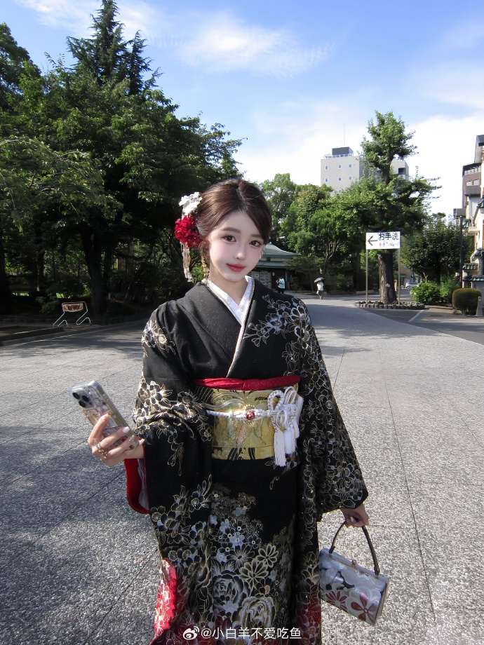 hoeneneng's tweet photo. 今日は敦賀で見つけた秋のワンピース、襟元の刺繍が季節感たっぷりで、心が温かくなる一枚です https://t.co/otxHumuJzi