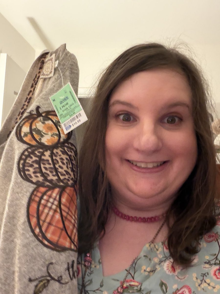 CourtneyGrurzi's tweet photo. Love pumpkin 🎃 shirt 👚 https://t.co/u4bS1ezqlX