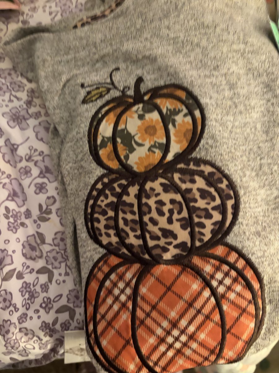 CourtneyGrurzi's tweet photo. Love pumpkin 🎃 shirt 👚 https://t.co/u4bS1ezqlX
