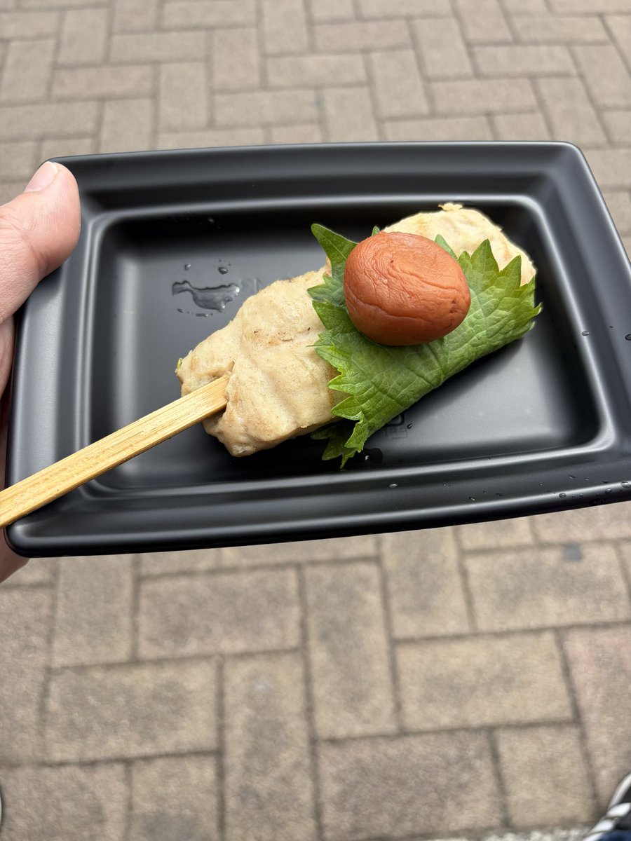 miyavi_MHW's tweet photo. 妻と成田山に行ってきました🚗³₃その付近で食べたもの✨️

来週からは冷たい物に過敏に反応してしまうそうなので食べたいと言っていたかき氷食べさせられて良かった🙈

家庭環境も変わって、来月からは職場のメンバーも変わる。毎月色々あるけど、とりあえず本日引いたおみくじは大吉でした👍 https://t.co/YTltNuEmRf