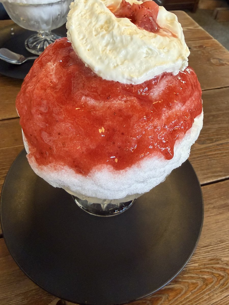 miyavi_MHW's tweet photo. 妻と成田山に行ってきました🚗³₃その付近で食べたもの✨️

来週からは冷たい物に過敏に反応してしまうそうなので食べたいと言っていたかき氷食べさせられて良かった🙈

家庭環境も変わって、来月からは職場のメンバーも変わる。毎月色々あるけど、とりあえず本日引いたおみくじは大吉でした👍 https://t.co/YTltNuEmRf