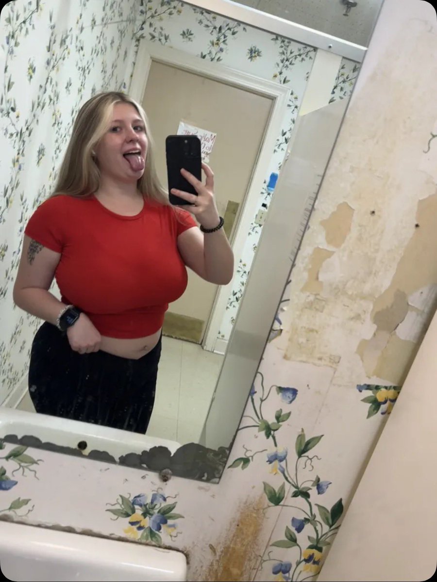 Lunnasosoft's tweet photo. #buyingcontent I’m better than ur current gf get over her cum see what this 🐱has to offer 😋😋😋 https://t.co/W6mJrfLJuC