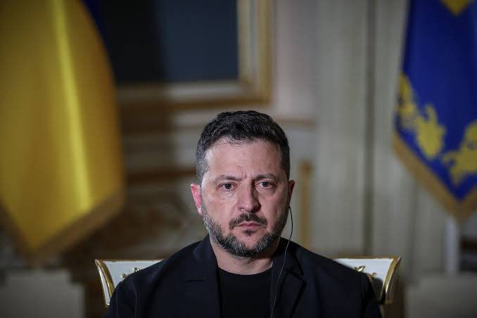 ThirdColumn's tweet photo. Ukrainian President Volodymyr Zelenskyy says Kyiv will resume strikes on Russian oil refineries, condemning what he described as a “dangerous” loss of U.S. intelligence support and reduced Starlink functionality amid intensified Russian attacks. https://t.co/hqgzx12F7p