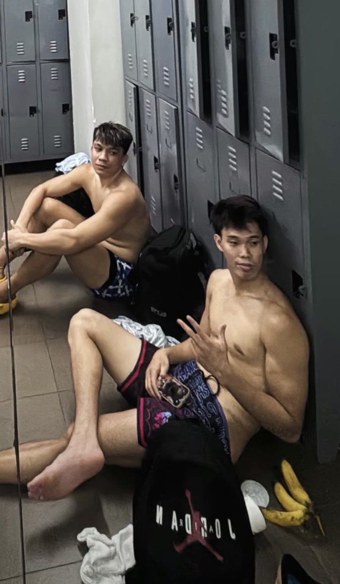GayBenefactor's tweet photo. Ang sarap sarap ng pagkakasalampak ng upo niya with matching low-waist boxers. Sarap upuan! https://t.co/7uHC06dbMW