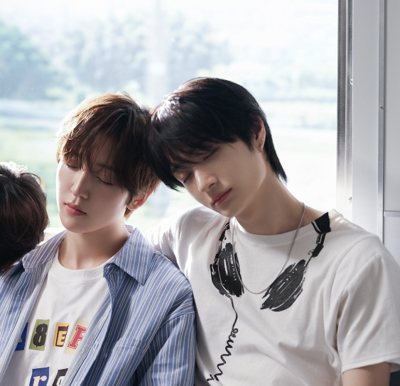 Uing6ak's tweet photo. 나 지하철에서 이런 커플 많이봄
이제 확실히알앗음 녘넹이 진짜 사귀는거 https://t.co/td5cxBFVBx